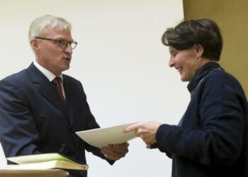 Mediamarkkinatyöryhmän puheenjohtaja Anssi Vanjoki luovutti työryhmänsä raportin liikenne- ja viestintäministeri Anne Bernerille maanantaina.