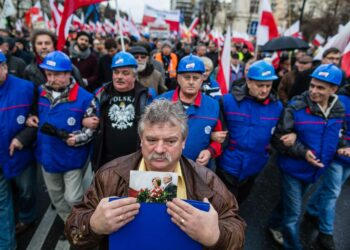 Valtapuolue PiS:n kannattajia hallitusta tukevassa mielenosoituksessa joulukuussa.