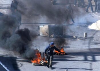 Työttömyyttä vastaan protestoivat mielenosoittajat tekivät palavista autonrenkaista katusulkuja tunisialaisessa Kasserinen kaupungissa viime viikolla.