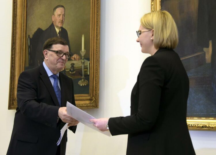 Europarlamentaarikko Paavo Väyrynen luovutti kansalaisaloitteen eduskunnan puhemiehelle Maria Lohelalle torstaina.