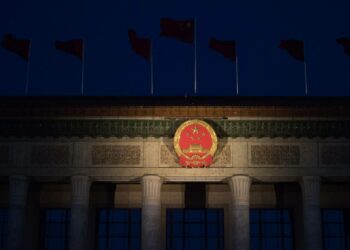 Kirjoittajan mukaan Kiinan hidastuva talouden kasvu saattaa hyvinkin suistaa maailman talouden laskuun vuosien 2016 ja 2017 aikana.