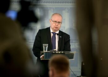 Oikeus- ja työministeri Jari Lindström puolustaa kovaan vastatuuleen joutunutta työnäytettä.