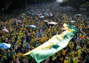 Mielenosoittajat vaativat syytteen nostamista Brasilian presidenttiä Dilma Rousseffia vastaan huhtikuun puolivälissä kongressin edustalla pääkaupunki Brasíliassa.