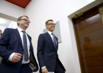 Pääministeri Juha Sipilä ja valtiovarainministeri Alexander Stubb hallituksen kilpailukykysopimusinfossa torstaina.