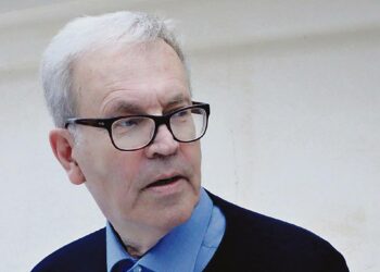 Peter von Bagh (1943–2014) oli ohjaaja, kirjailija, päätoimittaja, festivaalijohtaja ja suomalaisen muistin ja sielunmaiseman tallentaja.