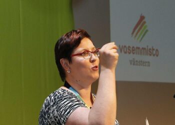 Europarlamentaarikko Merja Kyllönen (vas.) arvioi Britannian olevan tuuliajolla.