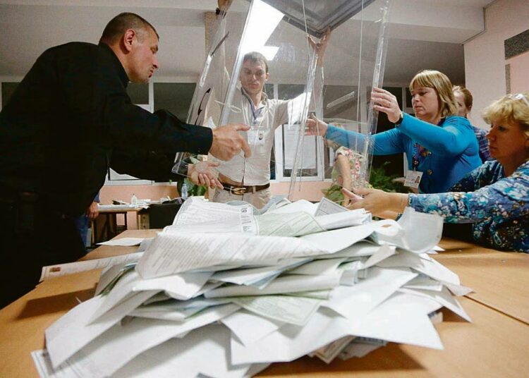 Yhtenäisen Venäjän murskavoittoon duuman vaaleissa vaikutti ennen kaikkea äänestysprosentin alhaisuus. Kuvassa aloitellaan ääntenlaskentaa Simferopolissa Krimillä.