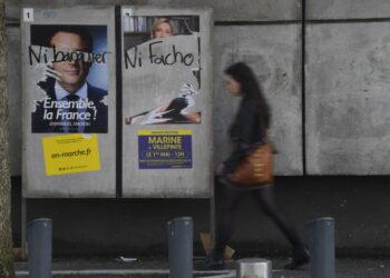 ”Ei pankkiiria eikä fasistia”, on töherretty vaalimainosten päälle Rennesissä.