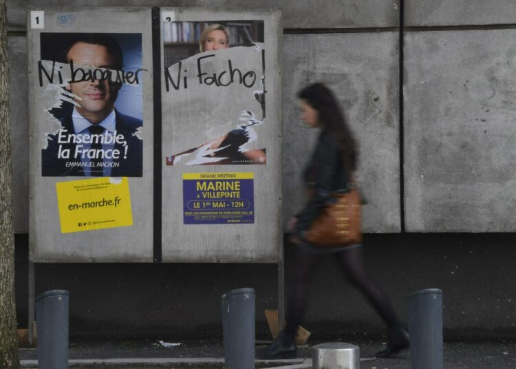 ”Ei pankkiiria eikä fasistia”, on töherretty vaalimainosten päälle Rennesissä.