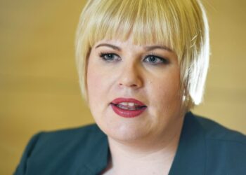 Keskustassa laskettiin, että kokenut kehäkettu Juha Rehula hoitaa soten karikot ja Annika Saarikko lähtee puhtaalta pöydältä. Toisin kävi.