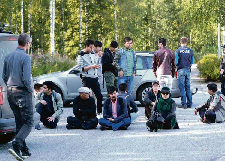 Poliisi ja mielenosoittajat olivat vastakkain Jyväskylässä toimivassa vastaanottokeskuksessa maanantaina.