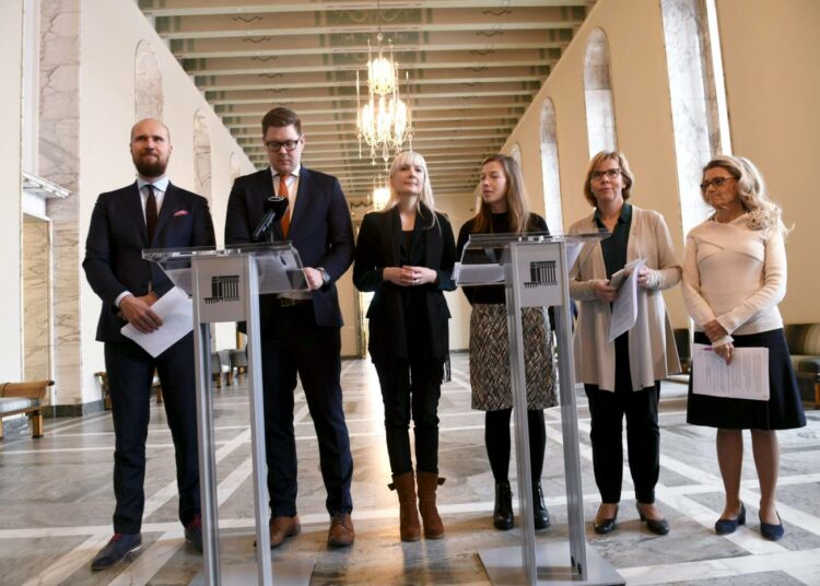 Vihreiden puheenjohtaja kansanedustaja Touko Aalto (vas.), SDP:n eduskuntaryhmän puheenjohtaja Antti Lindtman, Perussuomalaisten kansanedustaja Laura Huhtasaari, Vasemmistoliiton puheenjohtaja kansanedustaja Li Andersson, RKP:n puheenjohtaja kansanedustaja Anna-Maja Henriksson ja Kristillisdemokraattien kansanedustaja Päivi Räsänen (oik.) oppositiopuolueiden välikysymystä koskevassa tiedotustilaisuudessa perjantaina.