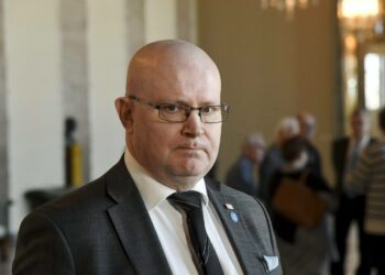 Työministeri Jari Lindströmin (sin.) mukaan nimetyn lain, Lex Lindströmin, tarkoituksena oli siivota työttömyyskortistoa niistä, jotka ovat menettäneet mahdollisuutensa palata työmarkkinoille.