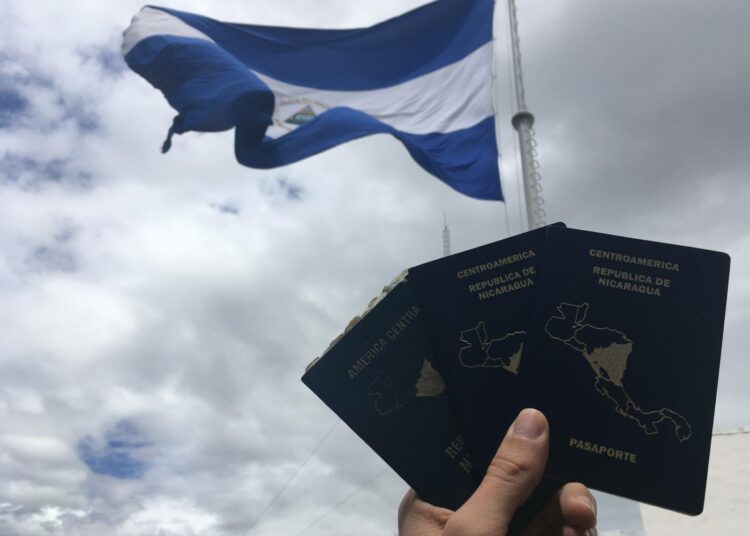Nicaraguan passin kanteen kuvattu kartta kertoo maan strategisen sijainnin Keski-Amerikassa Costa Rican pohjois- ja Hondurasin eteläpuolella.
