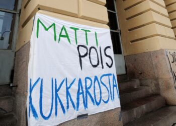 Näin leikkaa hallituksen indeksileikkuri: Perusturvalla eläville jää tänä vuonna vähemmän käteen kuin viime vuonna, ja ensi vuonna jää taas vähemmän rahaa elämiseen kuin tänä vuonna.