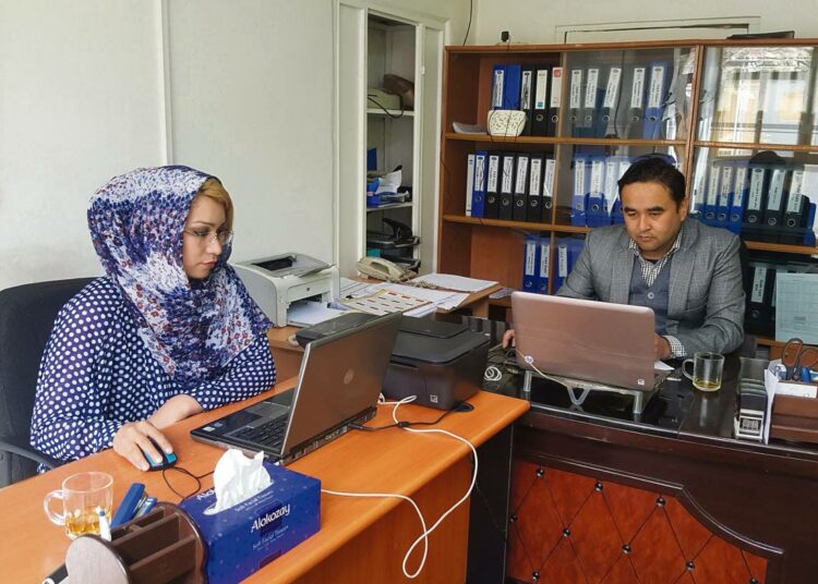 Marzia Gholami sai töitä henkilöstöpäällikkönä insinööripalveluksia tarjoavassa Truth Land -yhtiössä. Vieressä talouspäällikkö Mohammad Hassan Ali Rezaie.