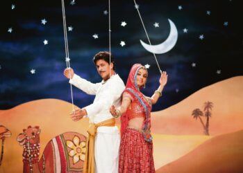 Elokuvassa Paheli (Arvoitus) Shah Rukh Khan (vas.) näyttelee henkeä, joka rakastuu Rani Mukerjin esittämään Lachchiin. Khan on palkittu näyttelemisen lisäksi myös ihmisoikeuksien puolesta tehdystä työstä.
