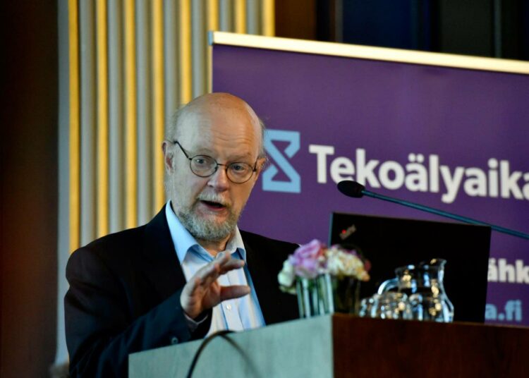 Työn ja yhteiskunnan muutos -työryhmän puheenjohtaja Osmo Soininvaara esitteli Tekoälyajan työ -raporttia keskiviikkona.
