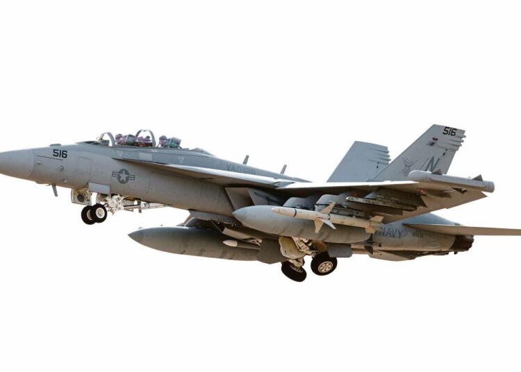 Super Hornet -hävittäjä Ilmavoimat 100 vuotta -juhlalentonäytöksessä Tikkakoskella Jyväskylässä 16. kesäkuuta. Hornetin valmistaja yhdysvaltalainen Boeing on mukana hävittäjien tarjouskilpailussa.