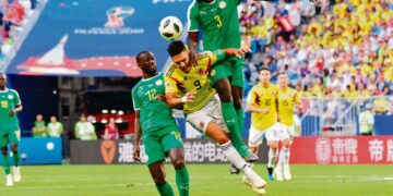 ”Terangan leijonat” pelasi MM-kisoissa erinomaisen organisoitua, mutta silti viihdyttävää peliä. Kolumbian Falcao joutui Senegalin Youssouf Sabalyn (vas.) ja Kalidou Koulibalyn puristukseen.