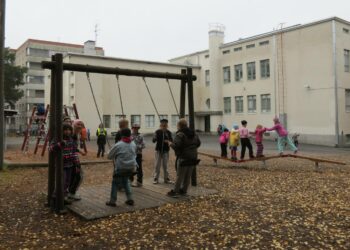 Kiusaamista tapahtuu muun muassa kouluissa, työpaikoilla ja netissä. Kuvan koulu ei liity aiheeseen.