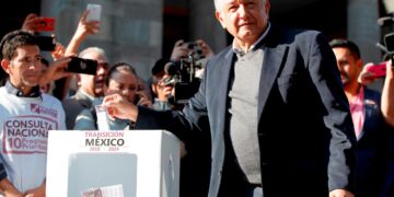 Meksikon tuleva presidentti Andrés Manuel López Obrador otti osaa kansanäänestykseen uusista sosiaalietuuksista ja rakennushankkeista lauantaina maan pääkaupungissa Méxicossa.