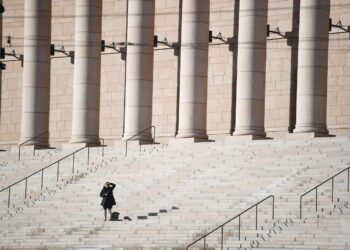 Nykyisessä eduskunnassa naisten osuus vaihtelee puolueittain SDP:n 62 prosentista perussuomalaisten 27 prosenttiin.
