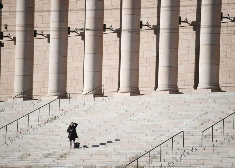 Nykyisessä eduskunnassa naisten osuus vaihtelee puolueittain SDP:n 62 prosentista perussuomalaisten 27 prosenttiin.