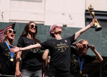 Megan Rapinoe ja joukkuetoverit voitonparaatissa New Yorkissa keskiviikkona.