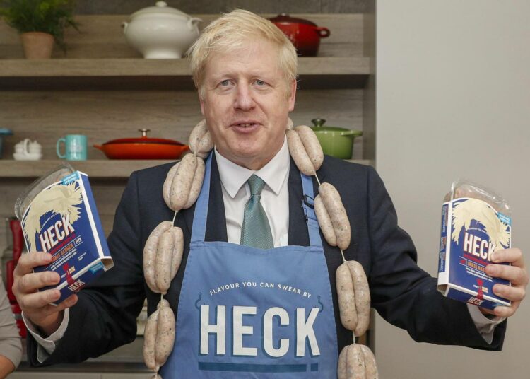 Boris Johnson kampanjoimassa konservatiivien puheenjohtajaksi Heckin makkaratehtaalla lähellä Bedalea kolme viikkoa sitten.