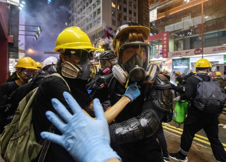 Hongkongissa hoitajat, lääkärit, lääketieteen opiskelijat ja ensiapukurssin käyneet tavalliset kansalaiset ovat ryhtyneet auttamaan poliisien kyynelkaasusta ja kumiluodeista vahingoittuneita mielenosoittajia.