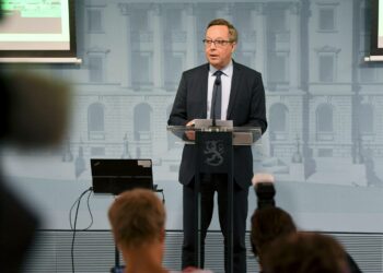 Valtiovarainministeri Mika Lintilä (kesk.) ministeriön budjettiriihen tiedotustilaisuudessa 14. elokuuta.