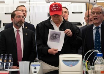 Yhdysvaltain presidentti Donald Trump piteli käsissään koronaviruksen kuvaa vieraillessaan sairausvirasto CDC:ssä Atlantassa perjantaina.