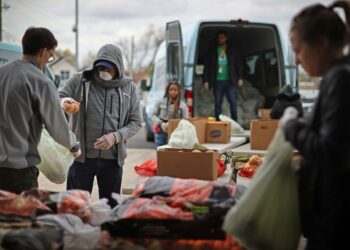 Vapaaehtoisia jakamassa ruokaa Yhdysvaltain pääkaupungissa Washingtonissa keskiviikkona.