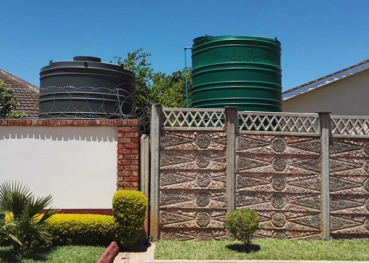 Bulawayon esikaupunkialueen pihoille on asennettu vesitankkeja. Suurimmat ja kalleimmat tankit ovat muodostuneet statussymboleiksi. Kaupunki on kärsinyt vesikriisistä jo vuosikymmeniä.