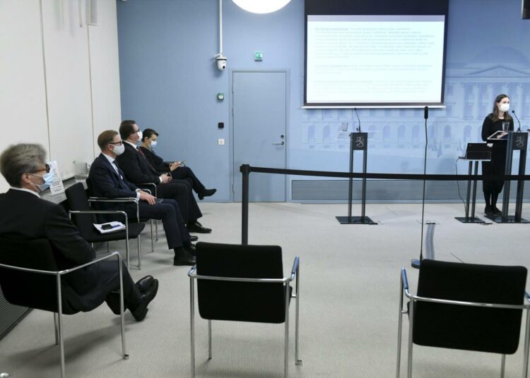 Pääministeri Sanna Marin puhuu hallituksen tiedotustilaisuudessa valtioneuvoston tiedotustilassa Helsingissä torstaina.