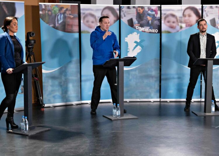 Suleqatigiisitsiut-puolueen varapuheenjohtaja Tillie Martinussen, Siumut-puolueen ehdokas Erik Jensen ja Inuit Ataqatigii -puolueen puheenjohtaja Mute B. Egede (oik.)  television vaalitentissä maanantaina.