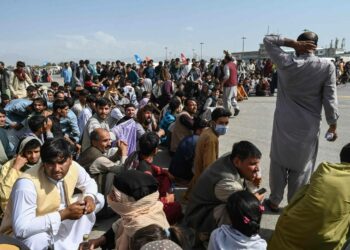 Afganistanilaiset tungeksivat maanantaina Kabulin lentokentällä.