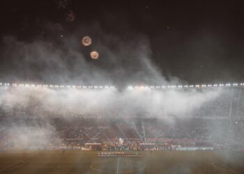Jalkapallo-otteluun kuuluvat kulttuurisena osana myös kannattajat. Kuva Copa Libertadores -seurajoukkueturnauksen ottelusta River Platen ja Boca Juniorsin väliltä syksyllä 2019.