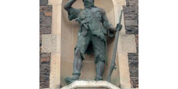 Alexander Selkirkin patsas hänen kotitalonsa luona Lower Largo Fifessa Skotlannissa.