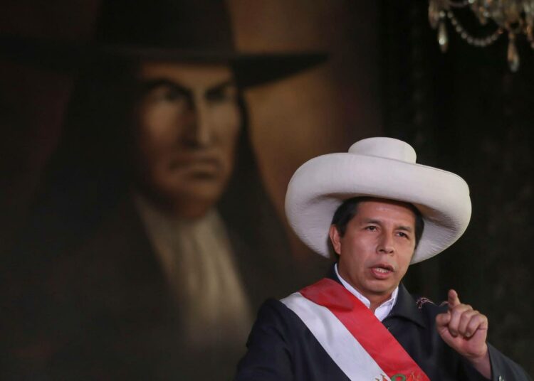 Pedro Castillo nousi kaikkien yllätykseksi Perun presidentiksi viime kesän vaaleissa. Nyt hänen hallintonsa on suistunut sekaannukseen.