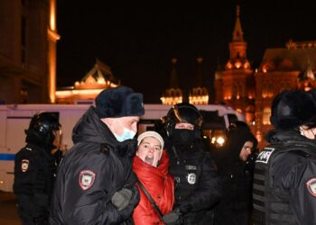 Poliisit retuuttivat sotaa vastustavia mielenosoittajia Moskovassa sunnuntaina.