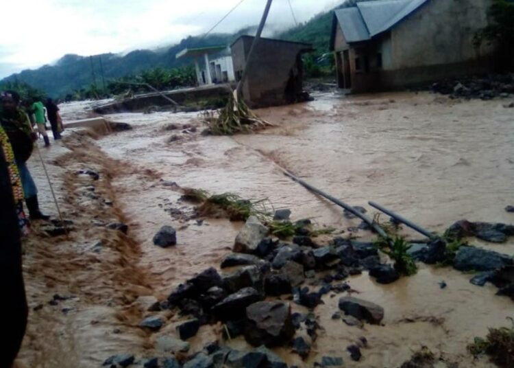 Ruandassa on investoitu tulvien torjuntaan, mutta se ei estänyt ihmishenkien menetyksiä kevään tuhotulvissa. Yksi syy on puutteellinen tieto, jonka varassa esimerkiksi Länsi-Ruandan vuorilta virtaavaa Sebeyajokea luultiin vaarattomaksi.