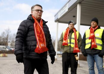 Veli-Matti kuntonen tapasi liittonsa lakkoilleita panimotyäläisiä maaliskuussa Keravalla.