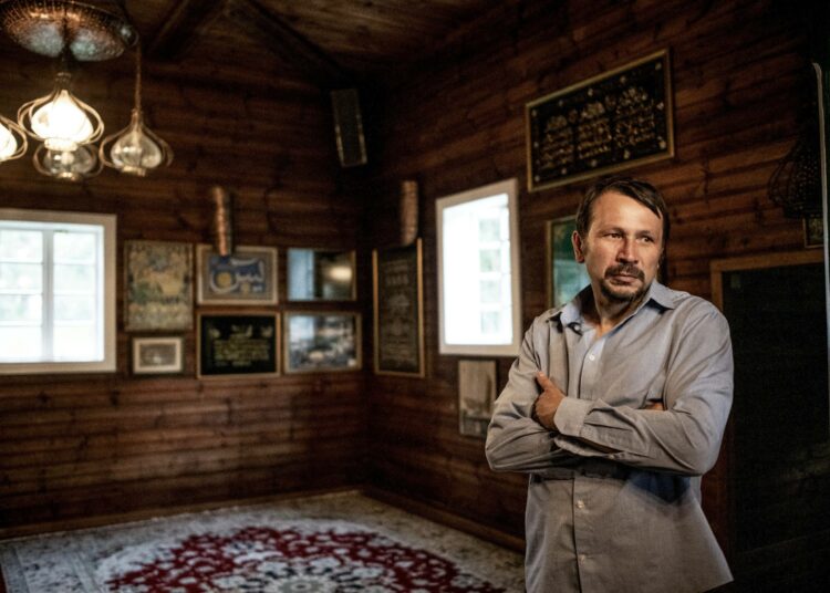 Kruszynianyn moskeijan talonmies Dzemil Gembicki toivottaa tervetulleiksi vieraat, jotka haluavat kuulla Puolassa kuusi vuosisataa eläneistä muslimeista. 200 vuotta vanhan puurakennuksen suunnittelivat juutalaiset arkkitehdit.