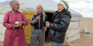 Paimentolaisia jurtan edessä Dornogovin maakunnassa Mongoliassa lähellä Kiinan vastaista rajaa.