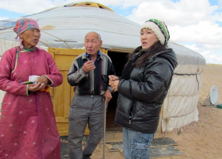 Paimentolaisia jurtan edessä Dornogovin maakunnassa Mongoliassa lähellä Kiinan vastaista rajaa.