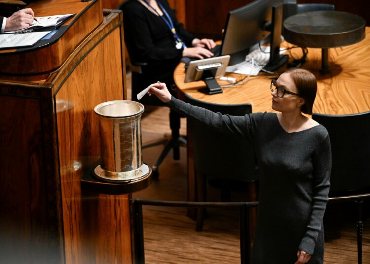 Minja Koskela äänesti muiden kansanedustajien tavoin puhemiehen vaalissa tiistaina eduskunnassa.