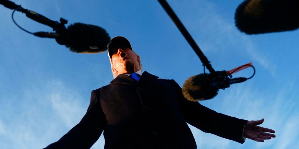 Presidentti Donald Trump median edessä.