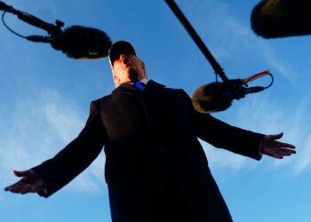 Presidentti Donald Trump median edessä.